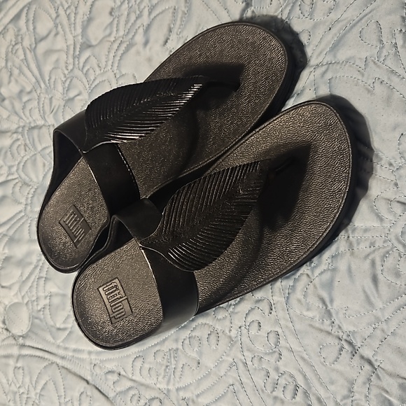 Fitflop | Shoes | Fitflop Fino Feather Toepost Wedge Sandals Black Size Nib  | Poshmark